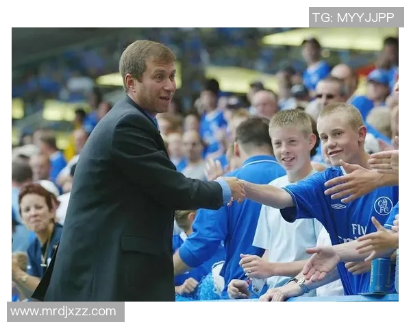 小男孩与足球巨星握手瞬间引发全场掌声感动时刻记录