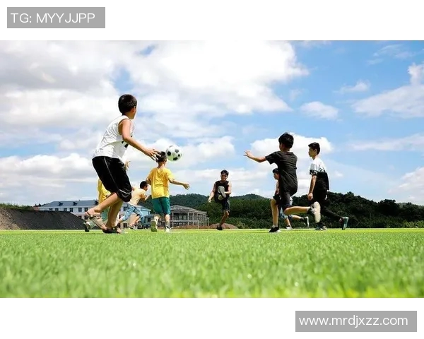 足球巨星陪儿子观赛场内外温馨互动展现父子情深