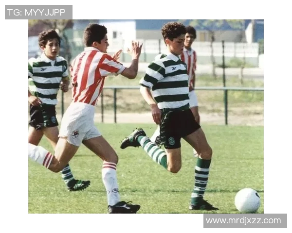 十位足球巨星的童年照片揭秘 揭开他们成长背后的故事