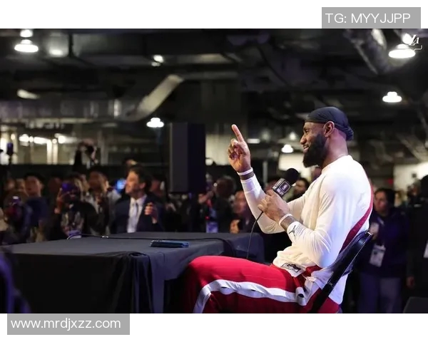 詹姆斯足球天赋再现赛场成就传奇引领球迷热潮